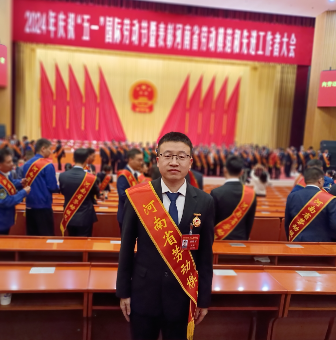 喜報(bào)--祝賀鴻元軸承(HONB)技術(shù)研發(fā)部研發(fā)工程師吳磊獲得“河南省勞動(dòng)模范”榮譽(yù)稱號(hào)